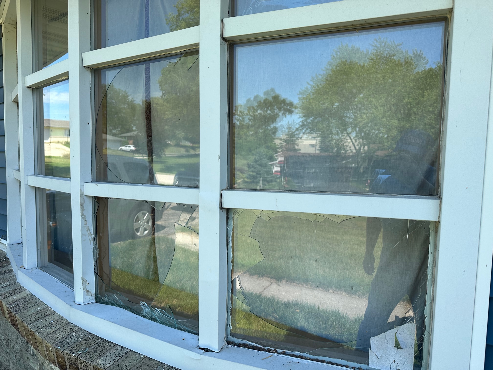 Professional from WOWFIX repairing a window by replacing the broken glass pane